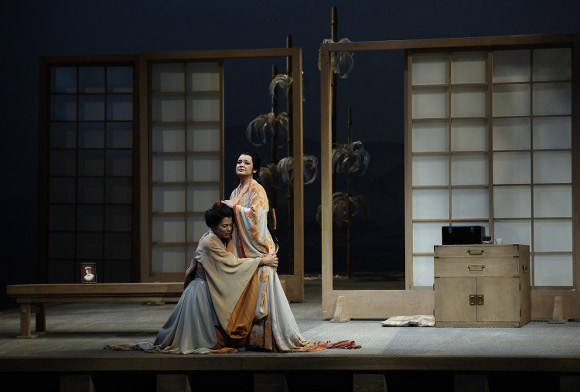 MadamaButterfly-494-AllysonMcHardy_AdinaNitescu-COC-2009-production-credit-Michael-Cooper2