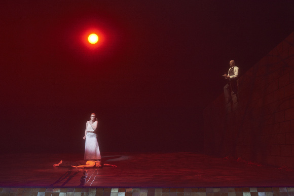 0784 – (l-r) Noam Markus as the Lover (lying down), Krisztina Szabó as the Woman and Mark Johnson as the Psychiatrist in the Canadian Opera Company production of Erwartung, 2015. Conductor Johannes Debus, director Robert Lepage, revival director François Racine, set and costume designer Michael Levine, and lighting designer Robert Thomson.  Photo: Michael Cooper Michael Cooper Photographic Office- 416-466-4474 Mobile- 416-938-7558 66 Coleridge Ave. Toronto, ON M4C 4H5